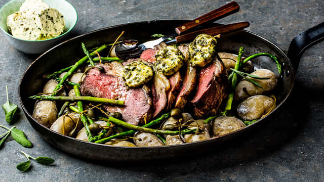 **Anrett:** Skjær ytrefileten i skiver, og anrett på fire tallerkener. Ha poteter og asparges på siden, og topp med skiver av persillesmør.