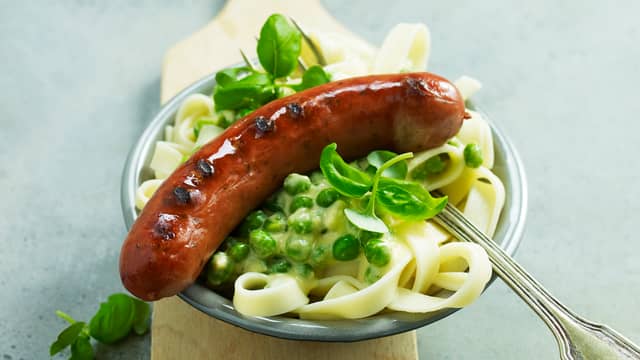 Pølse med kremet tagliatelle, erter og persille