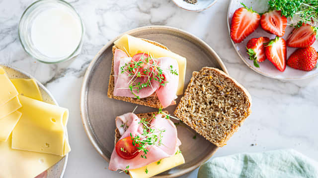 Server gjerne nystekt med godt pålegg.