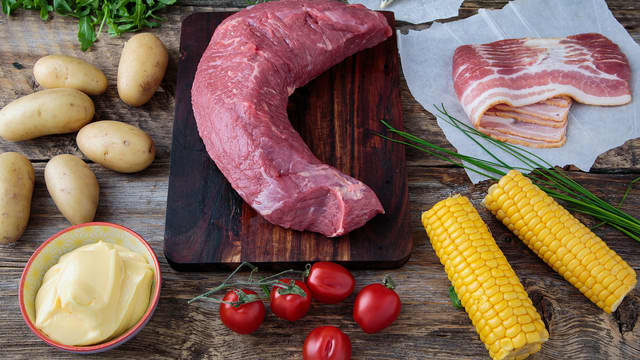 Finn frem alle ingrediensene. Kjøttet bør få ligge i romtemperatur i 30-60 minutter før det tilberedes.