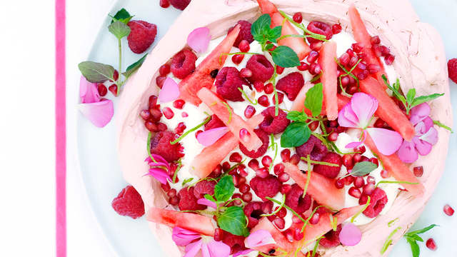 Pavlova med bringebær, melon og granateple