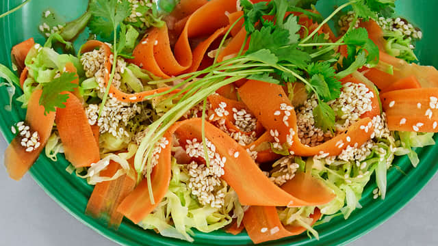 Syrlig salat av gulrot og kål med sesamvinaigrette