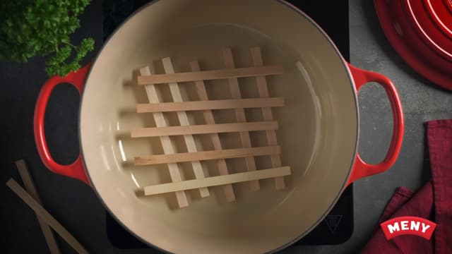 Legg en metallrist eller bjørkepinner uten bark i bunnen av en vid kjele. Fyll på vann så det står i høyde med risten.