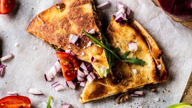 **Stek i oven på 220 grader i 4–5 min eller i en tørr panne på begge sider til osten er smeltet.**