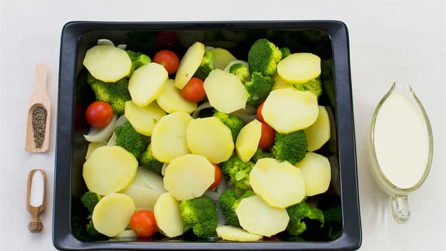 Ha alle grønnsakene i en ildfast form. Hell over fløte.