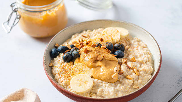 Mandelsmør er kjempegodt på brødskiven, eller på havregrøt!