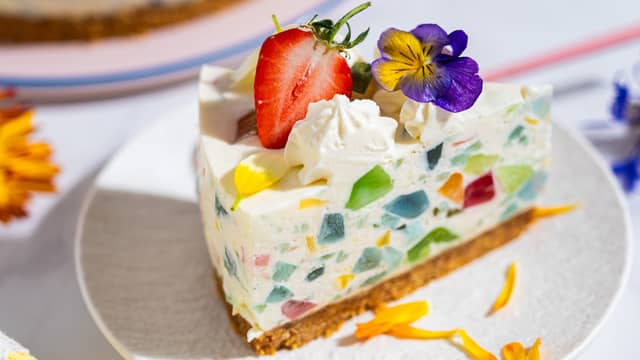 Når kaken skal serveres skyller du en tynn kniv i varmt vann og skjærer forsiktig langs kanten. Server ostekaken på et kakefat og topp med topper av kremost pisket med litt sukker og sitronsaft.