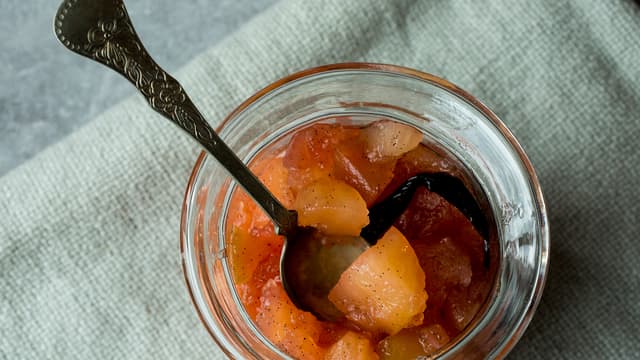 Ha eplebitene, sukker, vann, vaniljestang og frø over i en kjele. Kok opp og la det småkoke i 10-15 minutter til eplebitene er helt møre. Avkjøl.