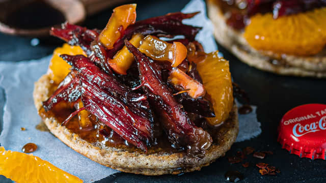 Anrett svelene på et fat og topp med eplekompott og glasert pinnekjøtt.