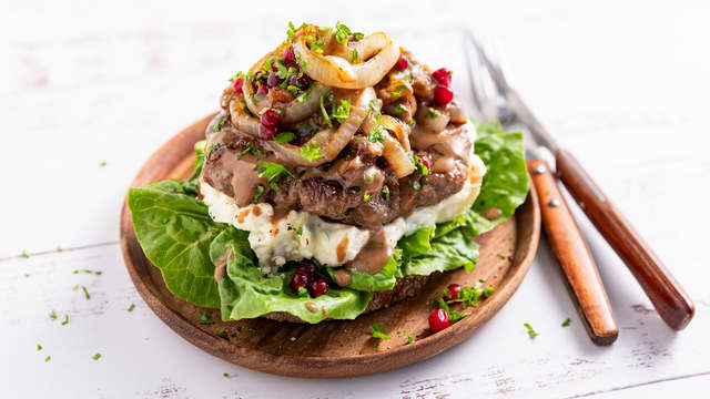 Karbonadesmørbrød med potetsalat og stekt løk