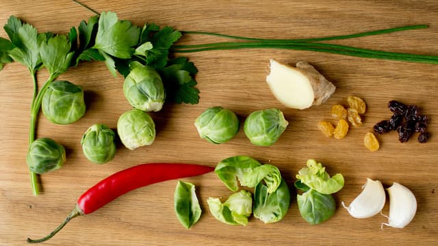 Rens rosenkålen for eventuelle mindre pene blader. Bruk en skarp liten kniv og skjær vekk den nederste delen av stilkfestet. Dra bladene fra hverandre, eller finsnitt hele rosenkålen.