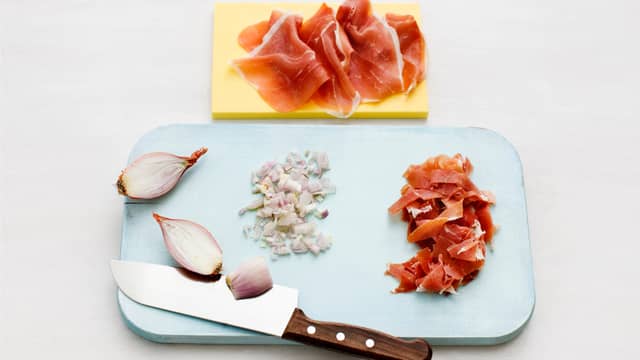 Finhakk sjalottløk og skjær skinke i små biter. Kok ertene møre i kjøttkraft eller buljong, ca. 2 min.