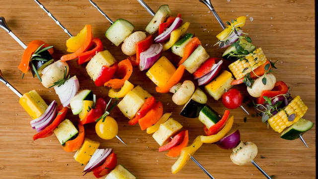 Pensle spydene med olje/urteolje før de grilles over middels høy varme til de blir gylne og møre.