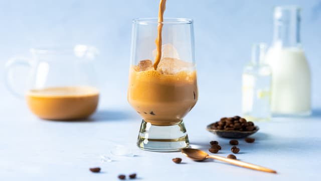 Fyll et glass med isbiter og hell kaffeblandingen over i glasset.