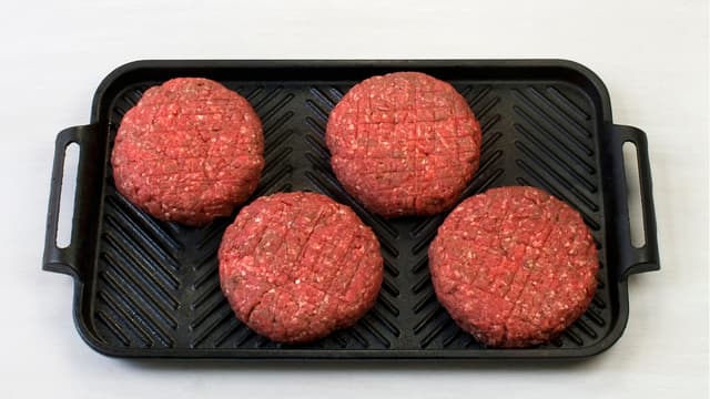 Stek burgerne i olje i en steke- eller grillpanne til de er gylne på begge sider og er akkurat gjennomstekt. Start på høy varme og skru ned til medium når de er brunet. Dette tar ca 3-4 minutter på hver side.