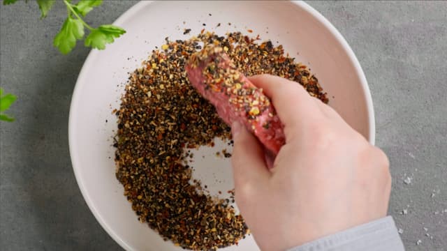 Dersom du ønsker pepperkant på burgeren kan du trille den i grovkvernet pepper før du steker den.