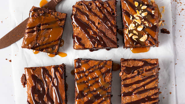 Avkjøl kaken før servering og del den i biter.