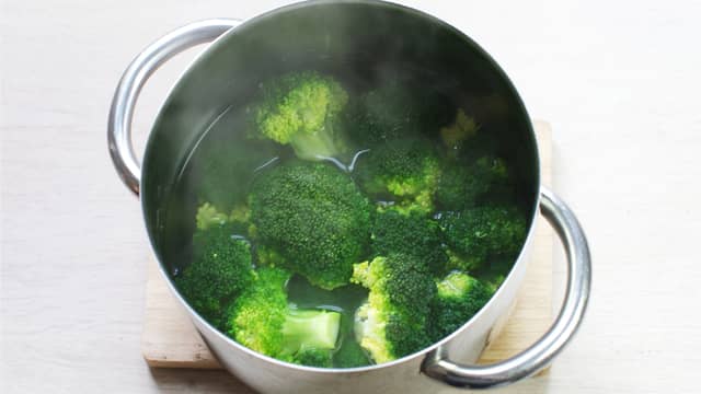 Del og kok brokkoli mør i lettsaltet vann.