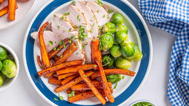 Stek i ovnen på **200 grader i ca. 20 minutter** til gulrøttene er myke, gylne og karamelliserte. Du kan gjerne vende gulrøttene noen ganger underveis, slik at de stekes jevnere.