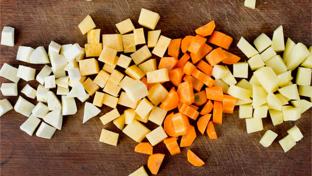 Rens, skrell og del alle grønnsakene i jevne biter.