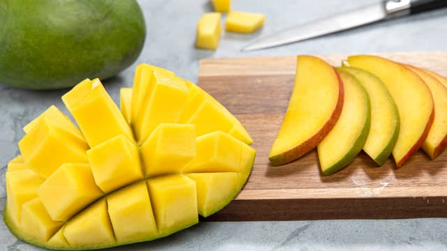 Rens og skjær all frukten i små biter og appelsinene i hinnefrie «fileter». Bland alt i en bolle og hell over juicen.