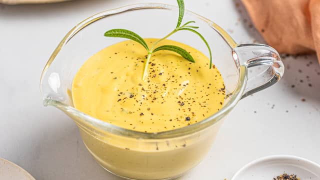 Smak til sausen med sitronsaft, salt, pepper, estragon og eventuelt mer reduksjon.