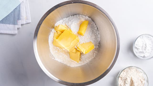 Bland sammen mel og melis med en kjøkkenmaskin. Smuldre inn melange.