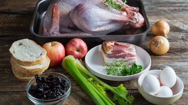 **Kalkun:** Hvis kalkunen er frossen må du beregne 2-3 døgn før den er helt opptint. La den tine i kjøleskap. Ta ut innmatposen som ligger inni fuglen. Innholdet her skal brukes til sausen.