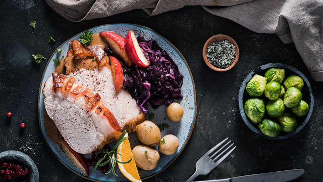 Server steken i skiver sammen med alt det gode tilbehøret.