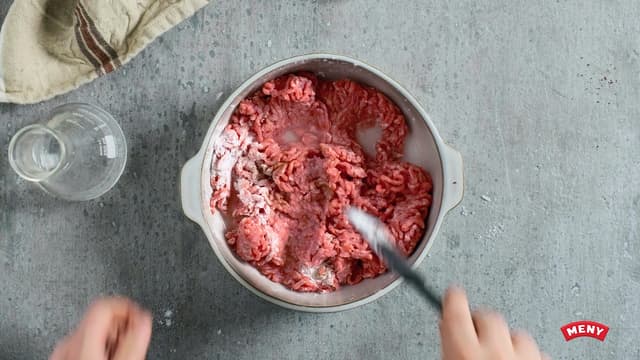 Kna medisterdeigen godt sammen med salt. Den skal bli ganske seig. Tilsett potetmel, ingefær og muskat og bland det godt inn.