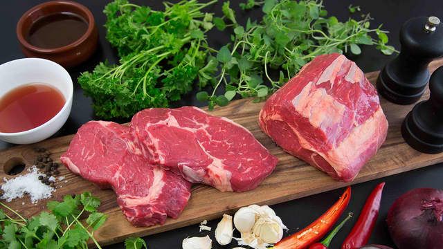 **Biff:** Kjøttet bør være romtemperert før det tilberedes, la det ligge minimum en halvtime på kjøkkenbenken før du starter.