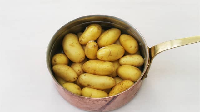 Kok poteter møre i vann. Det tar ca 15 minutter. Kjenn med en kakenål eller gaffel om de er passe myke, med litt tyggemotstand.