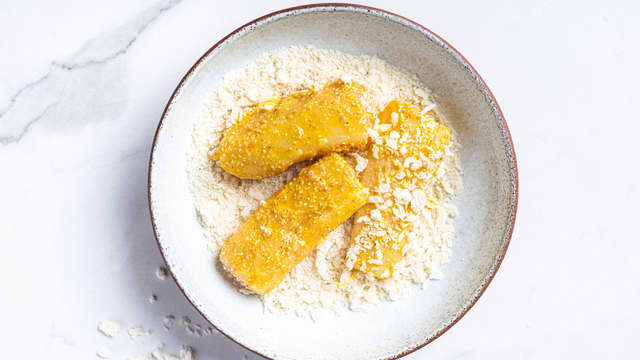 Dypp fiskestykkene i mel, deretter egg og så griljermel til slutt. 
Legg så de ferdigpanerte fiskestykkene på en tallerken med kjøkkenpapir til de skal stekes.