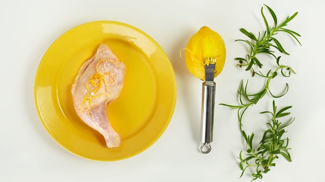 Legg kyllinglårene i en form. Riv skallet av den ene sitronen og press ut saften av begge. Hell skall og saft
over lårene. Ha over olivenolje og hakket rosmarin. Salte og pepre.