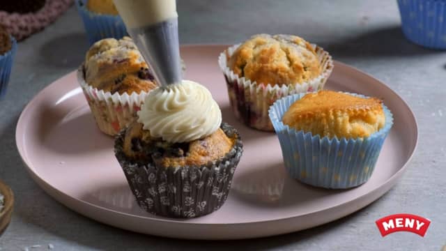 **Montering:** Fordel frostingen på hver cupcake, bruk en 1M tip eller 1B tip, og lag ''roser''.