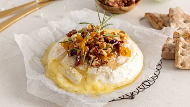 Varm brie med honning og nøtter