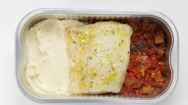 Legg torskefiletene oppå grønnsakene.