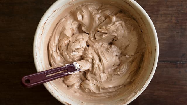 **Sjokoladekrem:** Pisk krem av fløte, sukker og kakao. Vend den forsiktig inn ferdiglaget vaniljekrem.