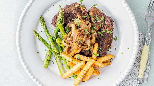Entrecôte med grillet asparges