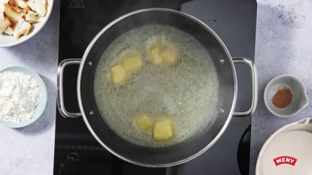 Brun smøret ved å dele det i terninger og smelt det i en kjele på høy varme. Kok smøret samtidig som du beveger på kjelen. Rør med en tresleiv når smøret begynner å skumme.