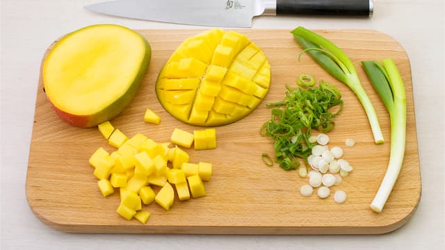 **Tilbehør:** Skjær mangoen i små terninger, grovhakk koriander og vårløk og bland med limesaften. Vask og riv salat.