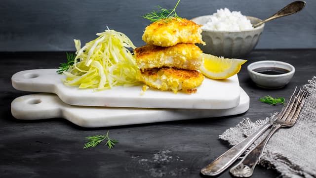 Stek den panerte fisken i nøytral olje i stekepannen på middels varme i ca. 10 – 12 min. Ikke stek fisken på for sterk varme, det er viktig at den blir sprø utenpå og ferdig stekt inni.