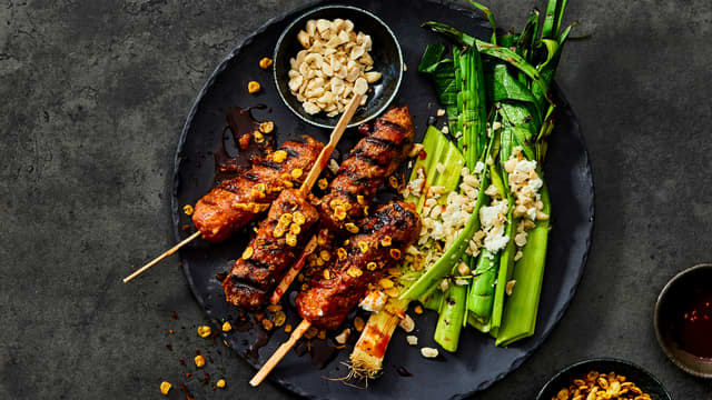 Svinesticks med grillet purre- og chevresalat