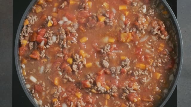 Tilsett tomatene og smak til med basilikum, salt og pepper. Småkok sausen i min 15 minutter.