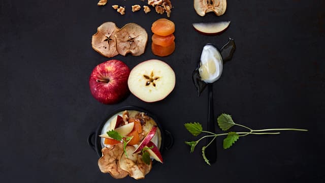 Yoghurt med hjemmetørket eple, honning og nøtter