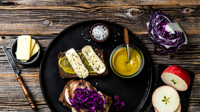 Fordel finstrimlet rødkål, svineribbe og epleskiver på den ene skiven
og krydre med salt og pepper.