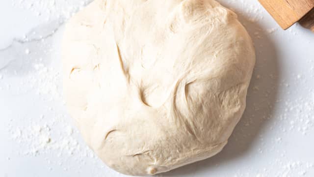 Ha i honning, halvparten av saltet og hvetemel. Elt til jevn og smidig deig.