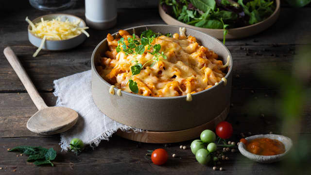 Stek pastagratengen midt i ovnen på 200 grader i ca. 15 minutter til osten er smeltet og gyllen.