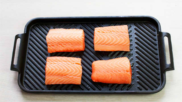 Del laksen i fire, krydre med salt og pepper og grill eller stek fisken gyllen på begge sider, ca. 4 min.