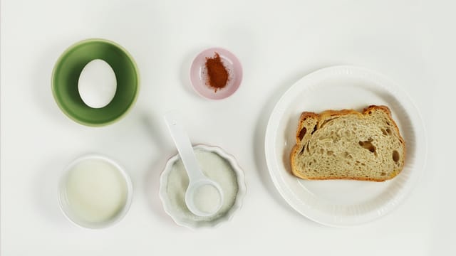 Visp sammen egg og melk. Bland sukkeret med kanelen. Vend brødskrivene i eggeblandingen og la de ligge et par minutter, slik at de mykner. Stek ridderne på begge sider i litt smør. Ta de opp, og vend de i sukkerblandingen. Server med friske jordbær og vispet krem.